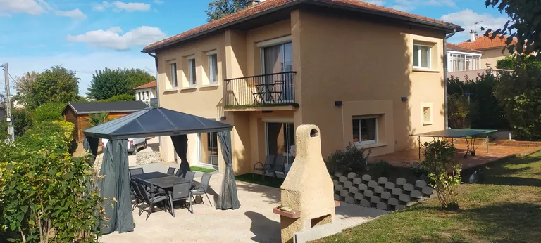 Façade de la maison et son jardin, accueil au Gîte des Gônes à Feyzin