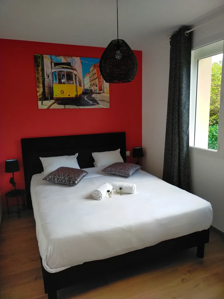 Chambre Lisbonne avec lit double et décoration apaisante