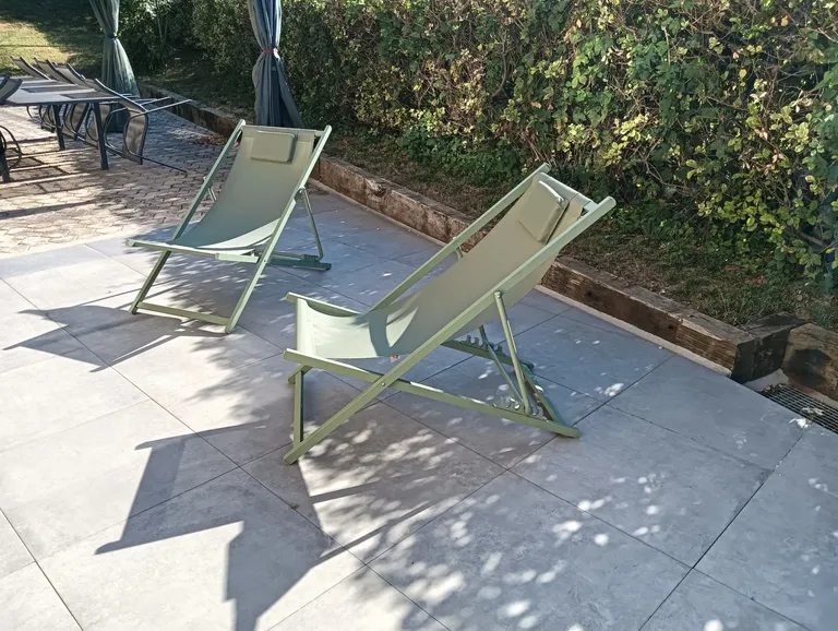 Coin détente cosy avec fauteuils douillets pour se relaxer
