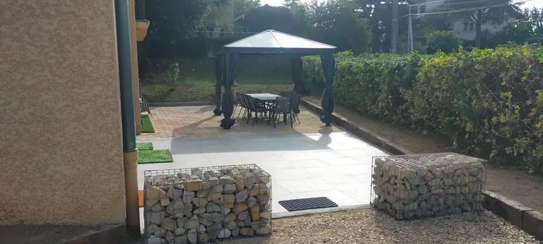 Grande terrasse ombragée, idéale pour les beaux jours