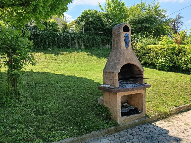 Barbecue installé dans le jardin pour les grillades entre proches