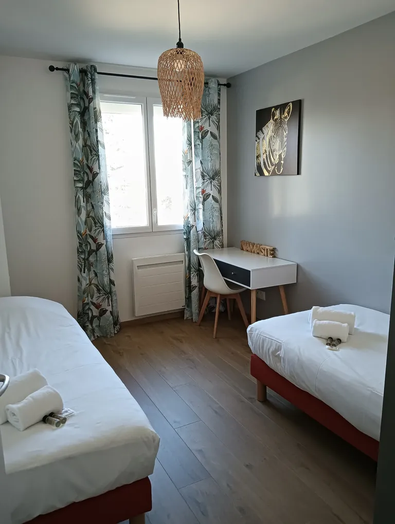 Chambre Delhi équipée de trois lits simples, parfaite pour les enfants