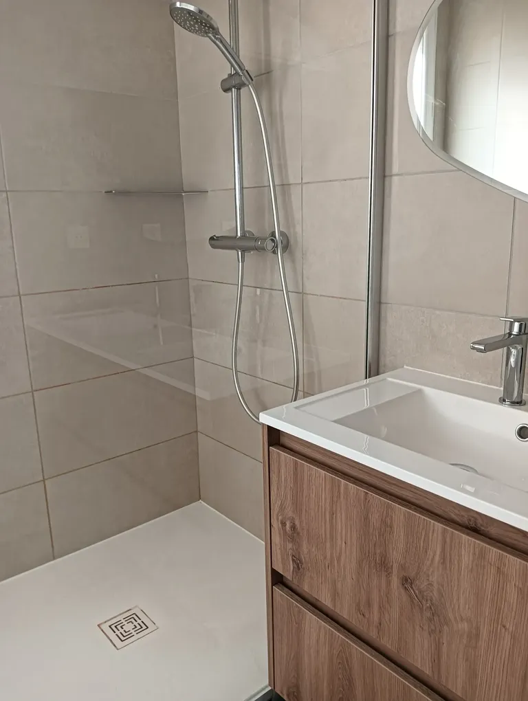 Douche à l'italienne moderne dans une salle de bain soignée