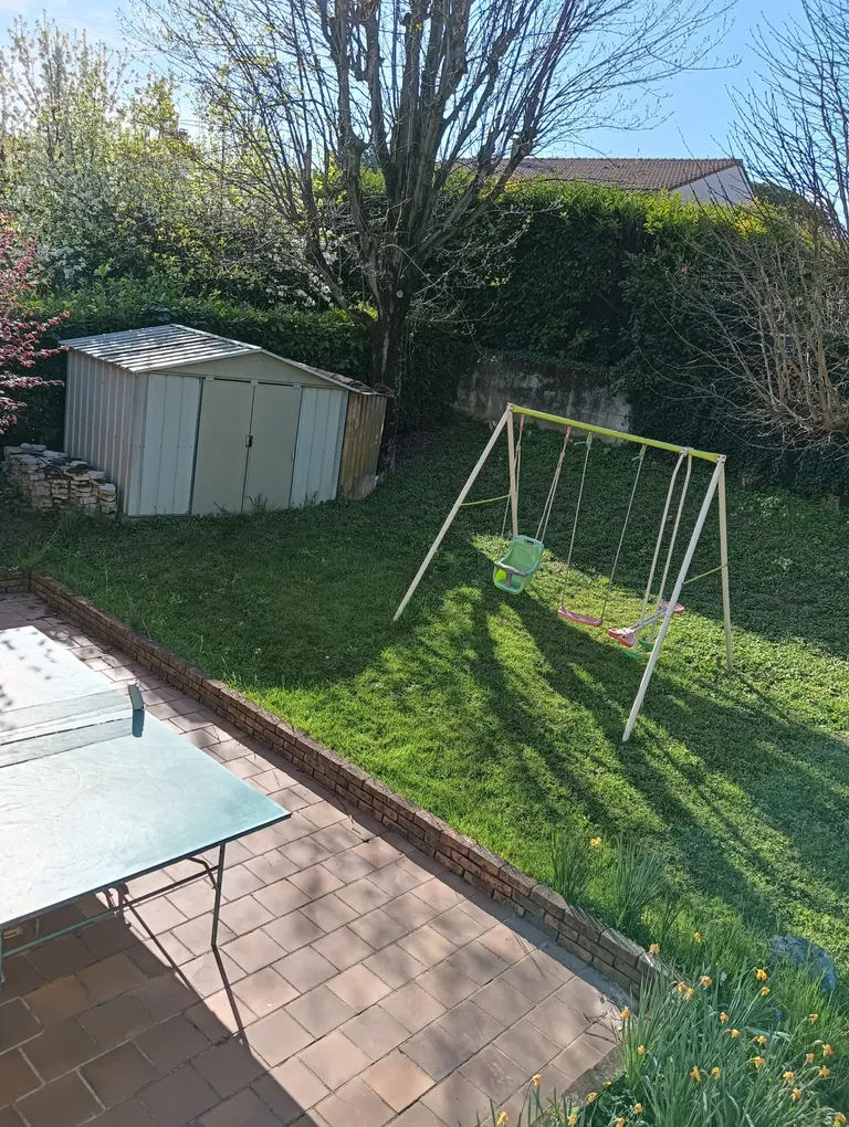 Espace famille au jardin, parfait pour les moments partagés