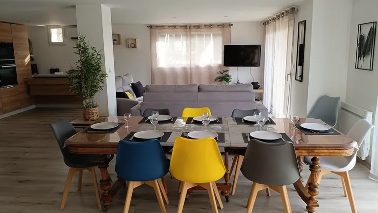 Grande table conviviale pour les repas en famille