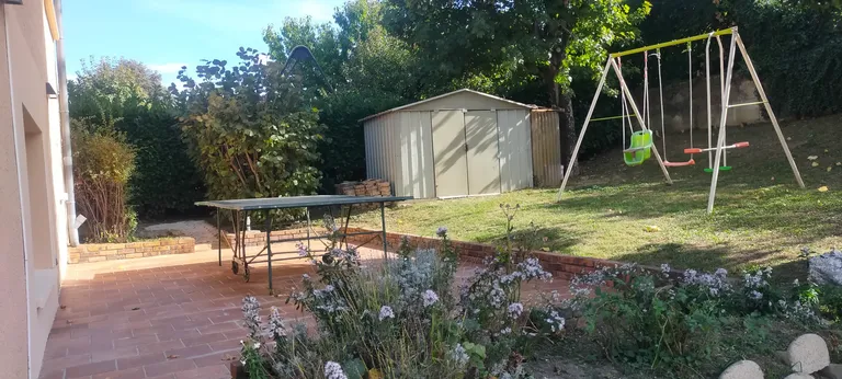 Jardin doté de jeux pour amuser les enfants en plein air