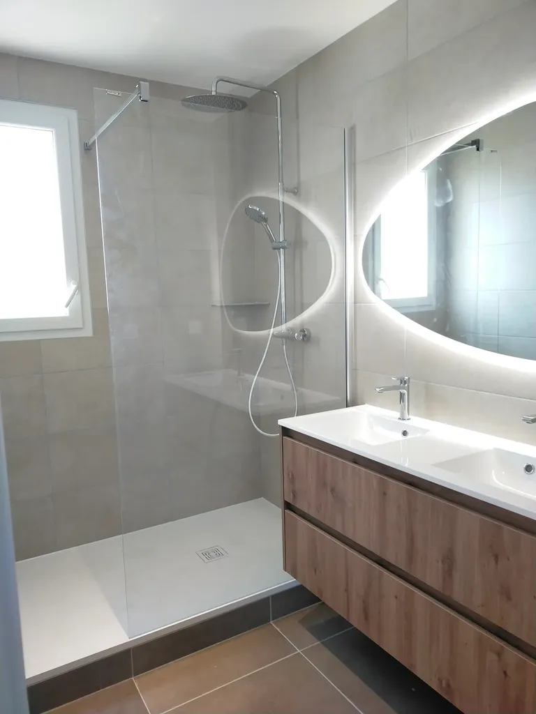 Salle de bain principale claire et fonctionnelle