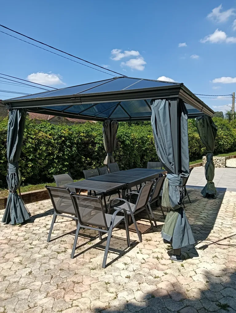 Terrasse aménagée pour les repas en extérieur
