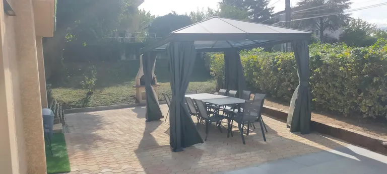 Tonnelle ombragée dans le jardin pour se détendre à l'abri