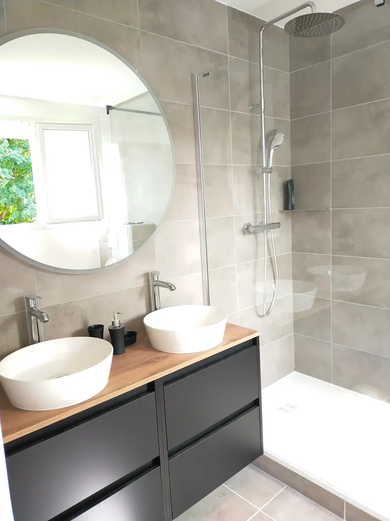Plan vasque élégant d'une salle de bain