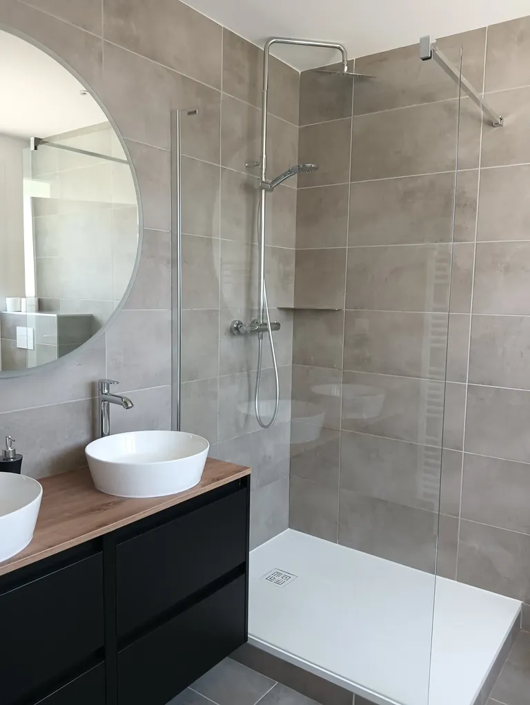Vasque de salle de bain au design épuré et moderne